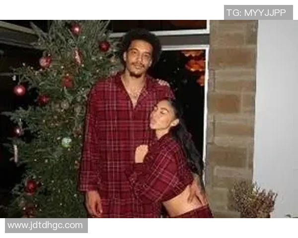 索汉女友观赛换新装引热议时尚造型再度吸引眼球