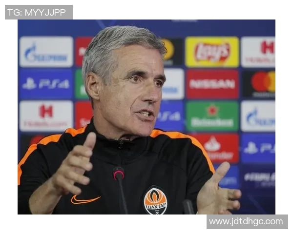 前利雅得胜利主帅卡斯特罗加盟格雷米奥合同延续至2027年底