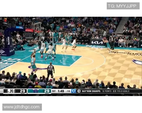 克尼佩尔半场表现亮眼三分球命中率高积极拼抢前场篮板贡献10分