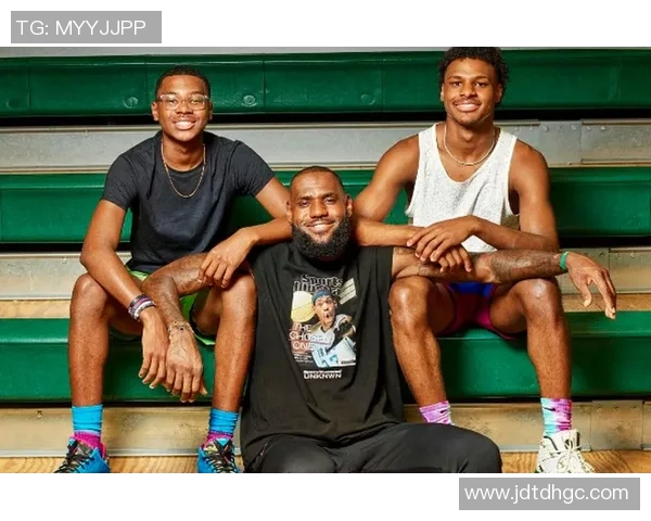 詹姆斯与三个孩子同穿6号球衣合影分享家庭温馨时刻