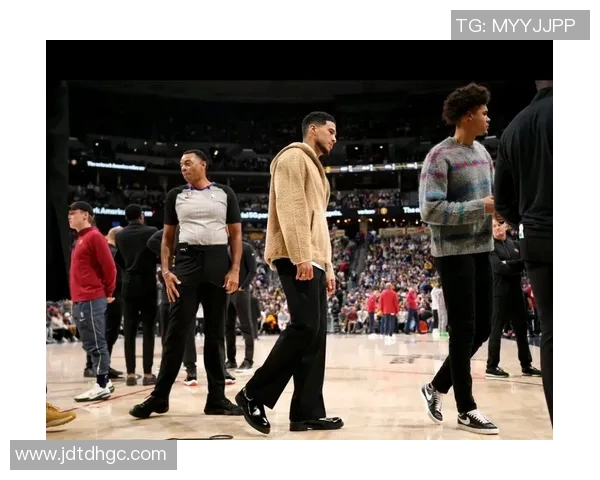 布克右腹股沟拉伤一周后将接受重新评估的最新消息