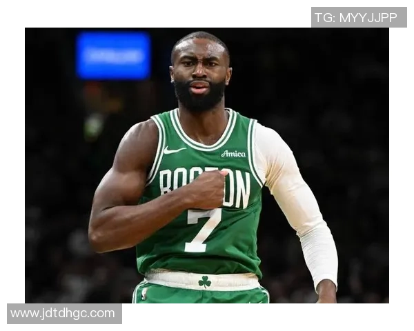 杰伦布朗轻松发挥仅用25分钟便斩获19分6篮板6助攻的精彩表现