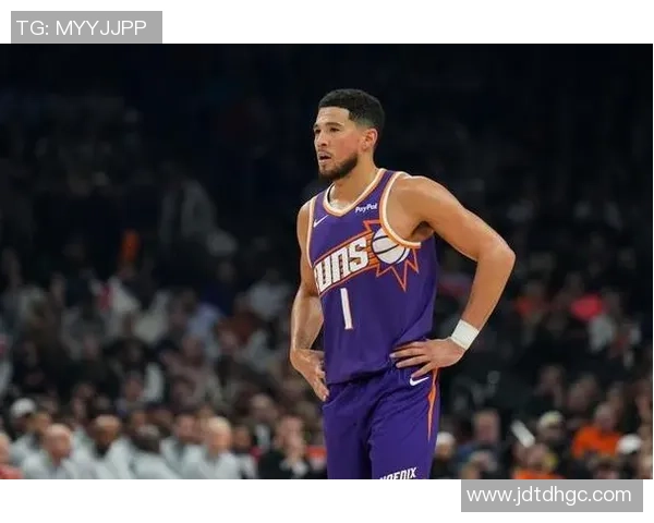 布克高效发挥助球队取胜13投6中贡献19分6板5助3断正负值17